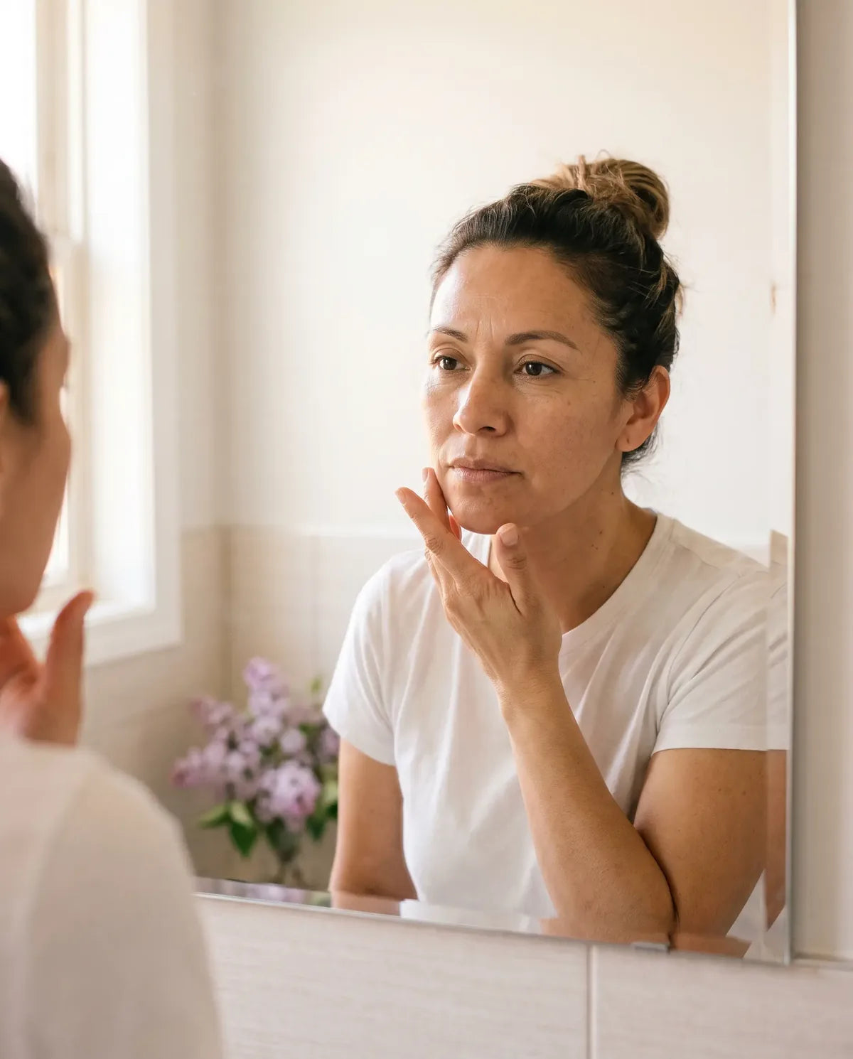 Mujer mirándose al espejo por la mañana